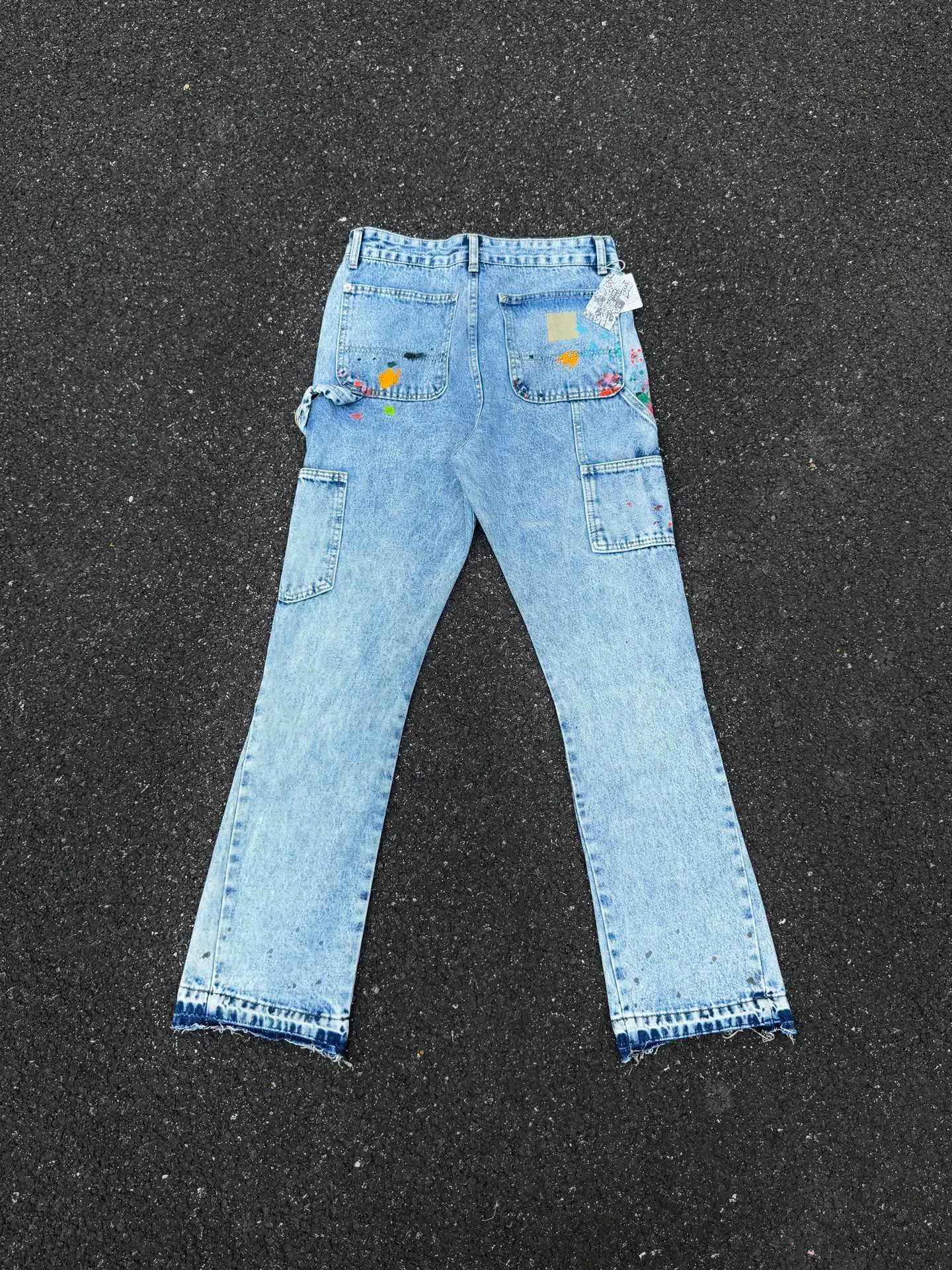 P250💰G94 GALLERY DEPT. Spliced ​​patches, ink-splashed denim bell-bottoms, washed distressed patchwork jeans, denim washing factory. During the process, the owner of the washing factory helped introduce a boss who once worked at Levi's OEM factory and then started his own business. This also paved the way for the following styles. Therefore, Levi's remodeled single product for the base plate is really familiar. Whether it is the fabrics supplied or the lathes used in production, there is nothing to choose from. -Color: blue -Number of codes: 28 30 32 34 36